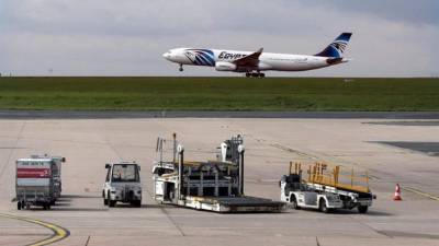 Un avión de la compañía Egyptair despega del aeropuerto de Charles de Gaulle en París, Francia. EFE