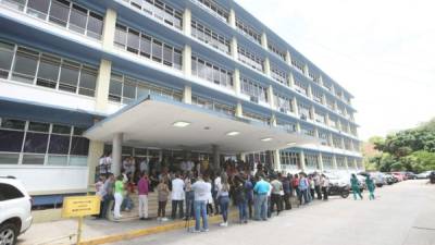 Médicos y personal auxiliar del HEU se quejan de condiciones inadecuadas para la atención de pacientes, lo que incluye la carencia de insumos básicos.