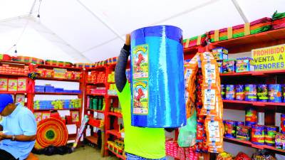 <b>Un hombre levanta un mortero “tumbacasas” en La Lima. Foto: LA PRENSA archivo</b>