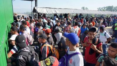 Migrantes hondureños esperan ser atendidos por autoridades del Instituto Nacional de Migración de México. EFE