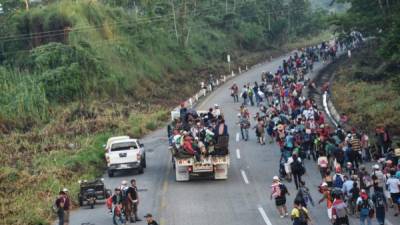 Honduran migrants taking part in a caravan heading to the US, walk alongside the road in Huixtla, Chiapas state, Mexico, on October 24, 2018. - Thousands of mainly Honduran migrants heading to the United States, a caravan President Donald Trump has called an 'assault on our country', continued their march to the US after one-day rest in Huixtla, Chiapas state in Mexico. (Photo by Johan ORDONEZ / AFP)