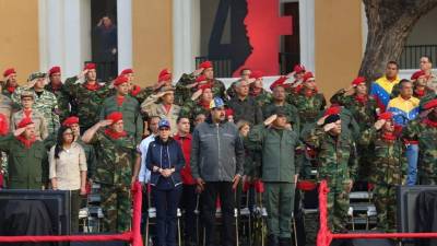 Fotografía cedida el pasado lunes por la oficina de Prensa de Miraflores en la que se registró al presidente de Venezuela, Nicolás Maduro (c), durante un acto de Gobierno con militares en Maracay (Venezuela). EFE