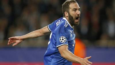 MON541. MÓNACO (MÓNACO), 03/05/2017.- El jugador de Juventus Gonzalo Higuaín celebra después de anotar un gol hoy, miércoles 3 de mayo de 2017, durante el partido por una de las semifinales de la Liga de Campeones de la UEFA entre el Mónaco y Juventus, en el estadio Luis II de Mónaco (Mónaco). EFE/Guillaume Horcajuelo