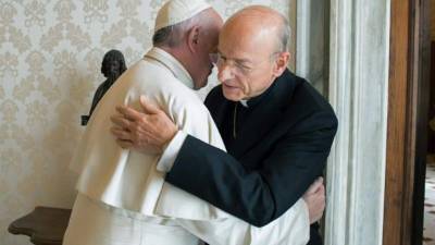 Fotografía facilitada por la Prelatura del Opus Dei, de su nuevo prelado, Fernando Ocáriz (d) y el papa Francisco (i), durante la reunión mantenida hoy en Ciudad del Vaticano como un encuentro entre países de minoría católica. EFE