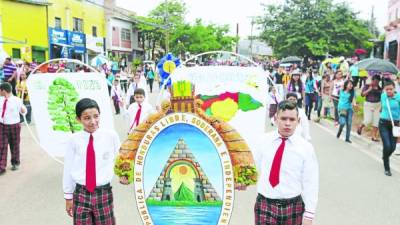 Los símbolos patrios encabezaron los desfiles de las escuelas ayer.