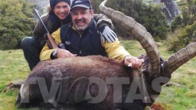 La revista TvNotas muestra a Lucero feliz luego de matar una cabra de montaña.