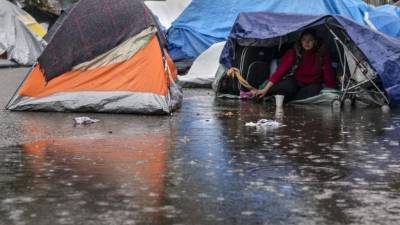 Los más de 3,000 migrantes que permanecen varados en la ciudad fronteriza de Tijuana se han visto afectados por fuertes tormentas que azotan el norte de México, y que incluso han destruido varias de las tiendas de campaña en las que se refugian los centroamericanos.
