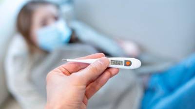 Es importante chequear la temperatura del paciente con covid-19.