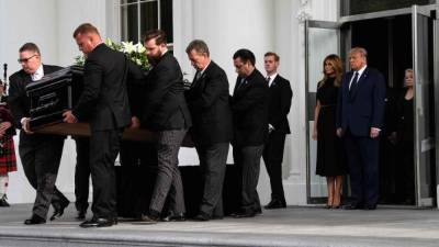 El presidente de EEUU, Donald Trump, celebró este fin de semana el funeral por su hermano menor, Robert, fallecido el sábado pasado en Nueva York, en la Casa Blanca, donde no se veían unas exequias con cuerpo presente desde 1963 tras el asesinato del mandatario John F. Kennedy.