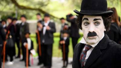 Cientos de personas acudieron a la invitación para conmemorar el nacimiento dl gran comediante Charles Chaplin.