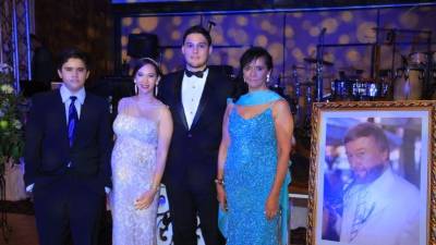 Christian, Christine, Christopher, y Gina Knuth recordaron al fundador Walter Knuth.