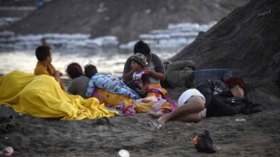 Varios migrantes dijeron que esperarán a que las autoridades mexicanas puedan dejarlos pasar de forma pacífica.
