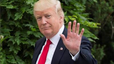 El presidente de EE.UU., Donald J. Trump, saluda a la prensa mientras camina por el Jardín Sur de la Casa Blanca. EFE/Archivo