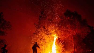 Más de una docena de estructuras se han quemado. AFP