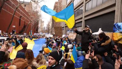 Cientos de manifestantes fueron registrados este jueves al mostrar su apoyo a Ucrania, frente a la embajada rusa, en la ciudad de Nueva York.