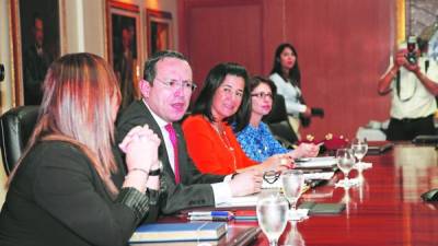 Marlon Tábora, coordinador del gabinete económico, junto a Miriam Guzmán, ministra de la DEI, en una reunión del FMI.