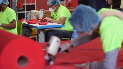 Fotografía cedida este miércoles por la Gendarmería de Chile en la que se registró a reclusos de la cárcel de Santiago de Chile, al fabricar mascarillas para el resto de la población carcelaria. EFE/ Gendarmería De Chile
