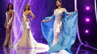 Miss Nicaragua, Sheynnis Palacios (d), reacciona luego de ser llamada al top 3 final hoy, durante la ceremonia de coronación de la nueva Miss Universe, en San Salvador (El Salvador).