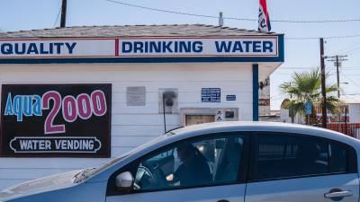 Los estadounidenses buscan abastecerse de agua ante el impacto de una nueva de calor en el oeste del país.