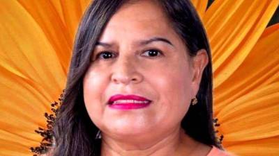 Gloria Medina pidió al coordinador de Libre, Manuel Zelaya, y al ministro Daniel Esponda, dejar sin efecto el oficio de su destitución como directora municipal de Educación de La Ceiba, ya que en sus declaraciones a un medio televisivo no criticó al Gobierno.