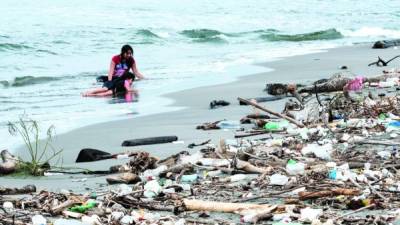 Toneladas de basura procedente de Guatemala llegan a diario a las costas de Honduras. FOTOS: YOSEPH AMAYA