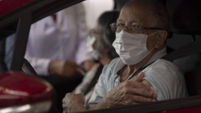 Un hombre utiliza una mascarilla para evitar el contagio del coronavirus en Brasil. Foto: AFP