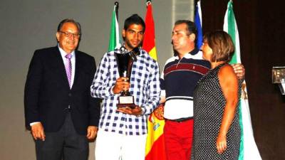 El delantero Jonathan Mejía al momento de recibir el premio.
