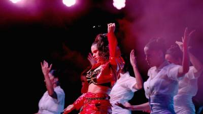 La cantante española Rosalía en el escenario de Coachella. Foto: AFP