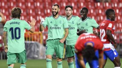 Karim Benzema festejó de esta manera su gol ante Granada. Foto AFP.