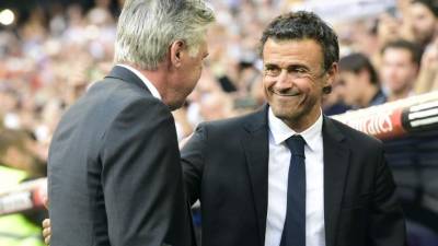 El técnico del Barcelona, Luis Enrique, se saluda con el técnico italiano del Real Madrid, Carlo Ancelotti.