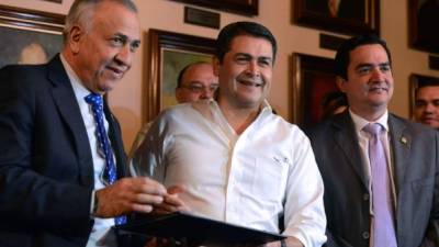 El presidente de Honduras, Juan Orlando Hernández, brinda una conferencia de prensa después de entregar una solicitud referéndum.