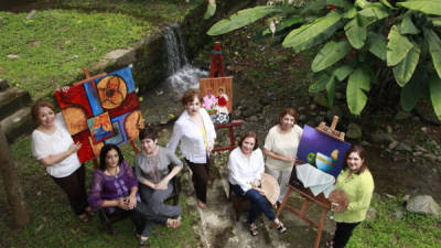 Irma Julia Zepeda, Liza Fasquelle, Doris Espinoza, Jackie Rivera, Norma D’Arcy, Ana Borjas e Ileana Soto le invitan a admirar la muestra.
