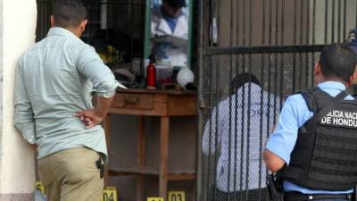 El doble asesinato ocurrió en el porche de una vivienda de la colonia El Estadio, adonde dos hombres con chalecos antibalas y pasamontañas cometieron el hecho violento.