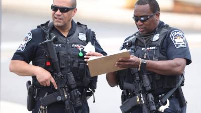Dos heridos y dos sospechosos detenidos en un tiroteo en una escuela de Miami-Dade