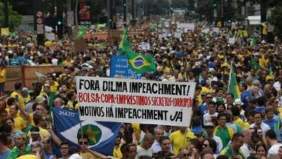 La mayoría de los manifestantes exige la salida definitiva de la presidenta Dilma Rousseff de la presidencia.