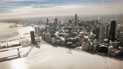 Chicago, la famosa ciudad de los vientos se congeló. Tras sufrir temperaturas más bajas que las de Alaska o la Antártida, derivadas de una ola de frío extremo que azota el Medio Oeste de EEUU, Chicago amaneció este jueves bajo varias pulgadas de nieve.