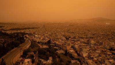 Los cielos sobre el sur de Grecia, incluida la capital Atenas, se han teñido de naranja debido a nubes de polvo del desierto del Sáhara, en uno de los peores episodios de este tipo desde 2018.