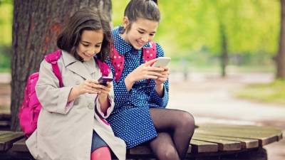 Regule el uso de los aparatos tecnológicos en los niños y adolescentes.