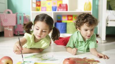 Los niños pueden disfrutar de jugar en su habitación, pero deben seguir reglas para tener todo en orden.