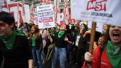 Pese a la llovizna y al frío cientos de personas se movilizaron desde la mañana. AFP