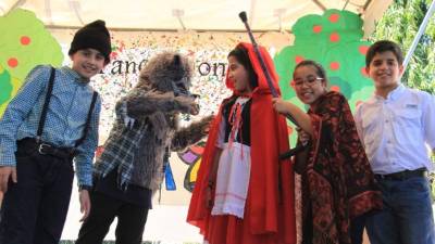 Los estudiantes de cuarto grado presentaron la obra Caperucita Roja en francés.