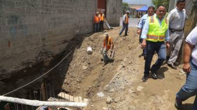 Ayer, junto al equipo de obras públicas, el alcalde Armando Calidonio supervisó el avance de las obras en varios puntos de la ciudad. Foto: Yoseph Amaya