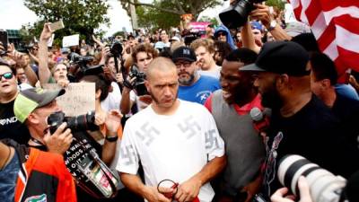 Numerosas personas expresaron su repudio contra el supremacista blanco Randy Furniss.// Brian Blanco/Getty Images/AFP
