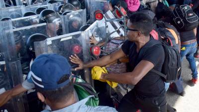 La Guardia Nacional de México intentó impedir el paso a los migrantes que desbordaron a las autoridades.