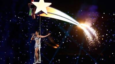 Un show de luz, color y ritmo encabezó Katy Perry en el intermedio del Super Bowl 2015.