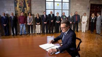 El presidente de Cataluña, Artur Mas, firma la convocatoria en el Palau de la Generalitat, en Barcelona.