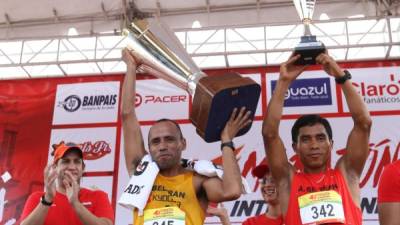 Categoría 21 kilómetros nacional: Gustavo Romero de Tegucigalpa, primer lugar;Bernardo Sánchez de San Pedro Sula, segundo lugar.
