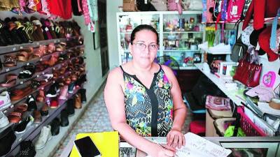 Sus vecinos llegan a comprar calzado, carteras y perfumes; ella los atiende con unasonrisa y enseña a sus hijas el valor del trabajo.
