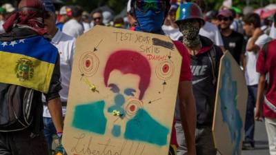 Manifestantes participan del denominado 'Gran plantón nacional' convocado por la oposición el lunes 15 de mayo de 2017, en Caracas, Venezuela. Cientos de venezolanos se concentran hoy en varias ciudades del país en una manifestación denominada 'Gran plantón nacional', con la que la oposición ha llamado a protestar pacíficamente contra el Gobierno de Nicolás Maduro, contra el 'fraude' de la Constituyente y en defensa de la Constitución. EFE