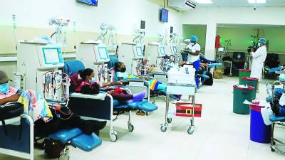 La sala de hemodiálisis, con capacidad para 40 pacientes, es atendida por tres enfermeras en turno.